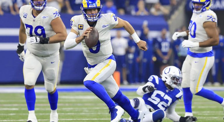 Matthew Stafford Scrambling away from the Indianapolis Colts.