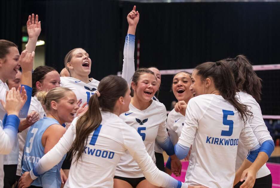 Kirkwood Eagles juco volleyball team celebrates together.